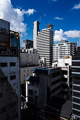 포토 JPG 주간 구름 하늘 풍경 빌딩 사람없음 야외 도시풍경 일본 고층빌딩 도시 도심 오사카 국내포토 자연요소 아시아 건물 파일형식