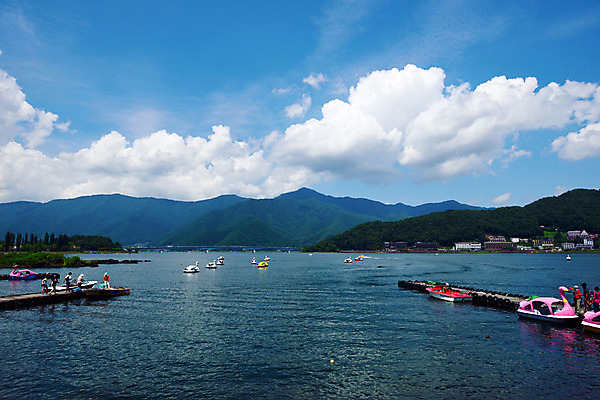 포토 JPG 주간 구름 자연 하늘 산 사람 풍경 여러명 야외 강 일본 놀이공원 군중 선창가 오리배 선박 국내포토 자연요소 아시아 다수 수상교통 테마파크 생태계 파일형식