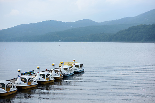 포토 JPG 주간 자연 산 풍경 사람없음 야외 강 일본 선창가 오리배 선박 국내포토 자연요소 아시아 수상교통 생태계 파일형식