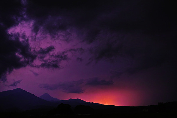 포토 JPG 실루엣 백그라운드 야경 자연현상 자연 하늘 날씨 산 사람없음 야외 노을 일본 번개 먹구름 국내포토 자연요소 아시아 촬영기법 야간 생태계 파일형식 구름_자연 풍경_경치