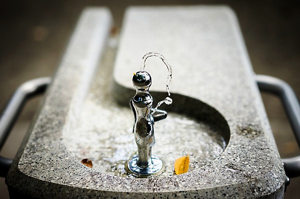 포토 JPG 주간 시설물 거리풍경 풍경 사람없음 야외 아웃포커스 도시풍경 일본 수도꼭지 수돗물 수돗가 국내포토 자연요소 건축물 아시아 거리 촬영기법 물 도시 파일형식