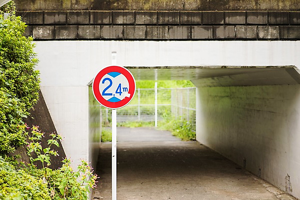 포토 JPG 주간 거리풍경 풍경 사람없음 야외 도시풍경 일본 표지판 풀 터널 국내포토 자연요소 식물 아시아 길 거리 알림판 도시 파일형식