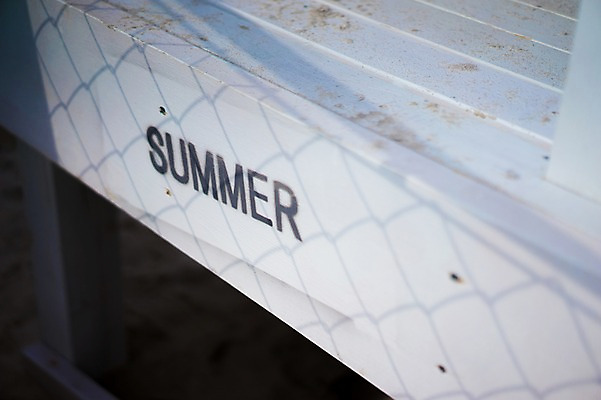 포토 JPG 주간 알파벳 그림자 풍경 사람없음 야외 목재 여름 도시풍경 일본 공예품 철조망 스탠실 국내포토 자연요소 나무 영어 계절 아시아 재료 도시 공예 파일형식