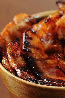 포토 JPG 그릇 돼지고기 근접촬영 사람없음 아웃포커스 구이 삼겹살 고기요리 일본음식 갈색배경 국내포토 식기 음식 뷰포인트 백그라운드 촬영기법 육류 갈색 파일형식