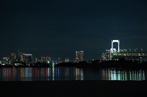 포토 JPG 바다 야경 조명 빌딩 사람없음 야외 도시풍경 반사 일본 도시 도쿄 가교 국내포토 건축물 아시아 풍경 건물 야간 파일형식 풍경_경치