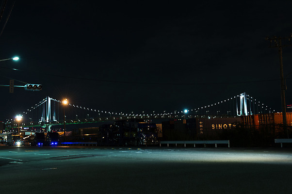 포토 JPG 야경 가로등 사람없음 야외 도시풍경 항구 일본 도시 컨테이너 화물선 무역항 가교 국내포토 건축물 공공시설 산업 아시아 배_교통 교통시설 풍경 야간 무역 파일형식 풍경_경치