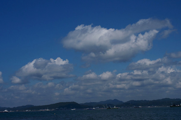 포토 JPG 주간 구름 바다 자연 하늘 산 풍경 사람없음 야외 일본 선박 국내포토 자연요소 아시아 수상교통 생태계 파일형식