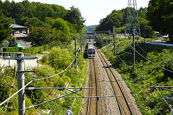포토 JPG 주간 나무 교통시설 풍경 사람없음 야외 일본 기찻길 원근감 기차 전선 전봇대 철도의날 국내포토 자연요소 식물 공공시설 아시아 육상교통 뷰포인트 교통 대중교통 시설 파일형식 법정기념일