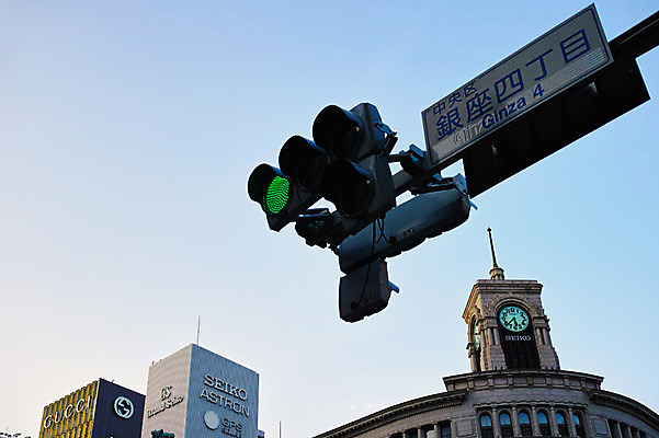 포토 JPG 주간 시계 하늘 풍경 빌딩 사람없음 야외 도시풍경 일본 도시 표지판 신호등 시계탑 청신호 국내포토 자연요소 아시아 알림판 건물 탑 파일형식
