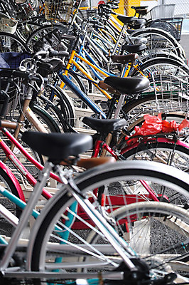 포토 JPG 주간 교통 거리 거리풍경 풍경 사람없음 야외 아웃포커스 도시풍경 일본 자전거 도시 주차 안장 국내포토 자연요소 아시아 촬영기법 바이크 파일형식