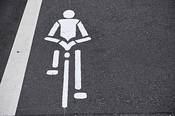 포토 JPG 주간 도로 백그라운드 교통 거리 거리풍경 풍경 사람없음 야외 도시풍경 픽토그램 일본 자전거 도시 아스팔트 자전거전용도로 차선_도로 국내포토 자연요소 아시아 길 교통시설 바이크 전용도로 파일형식