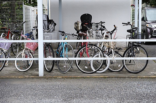 포토 JPG 주간 교통 자동차 거리 거리풍경 풍경 사람없음 야외 도시풍경 일본 자전거 도시 주차 국내포토 자연요소 아시아 육상교통 바이크 파일형식