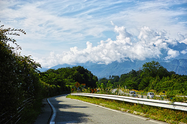 포토 JPG 주간 나무 구름 도로 자동차 자연 하늘 산 풍경 사람없음 야외 일본 내리막 국내포토 자연요소 식물 아시아 길 육상교통 교통시설 생태계 파일형식