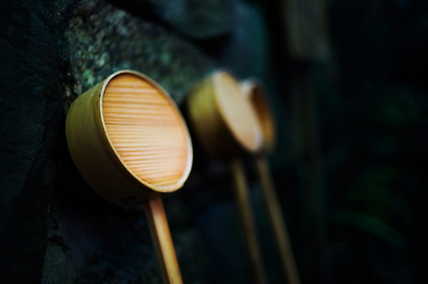 포토 JPG 주간 일본문화 풍경 사람없음 야외 아웃포커스 일본 사찰 일본전통 바가지 물바가지 국내포토 자연요소 동양문화 전통 아시아 외국문화 종교건축 촬영기법 파일형식