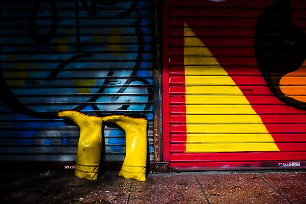 포토 JPG 주간 거리 거리풍경 장화 풍경 사람없음 야외 도시풍경 상점 일본 도시 그래피티 셔터 국내포토 자연요소 아시아 신발 낙서 그림 파일형식