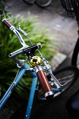 포토 JPG 주간 거리 거리풍경 풍경 사람없음 야외 아웃포커스 도시풍경 일본 자전거 도시 주차 핸들 경적 국내포토 자연요소 아시아 촬영기법 바이크 파일형식