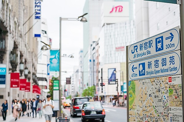 포토 JPG 주간 화살표 도로 가로등 자동차 거리 거리풍경 풍경 빌딩 여러명 야외 아웃포커스 도시풍경 일본 도시 표지판 도심 군중 국내포토 자연요소 공공시설 아시아 길 육상교통 다수 교통시설 알림판 촬영기법 사람 건물 파일형식