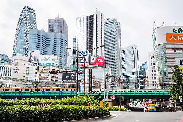 포토 JPG 주간 도로 가로등 자동차 거리 간판 거리풍경 사람 풍경 빌딩 여러명 야외 도시풍경 일본 고층빌딩 도시 도심 군중 가교 국내포토 자연요소 건축물 공공시설 아시아 길 육상교통 다수 교통시설 건물 파일형식