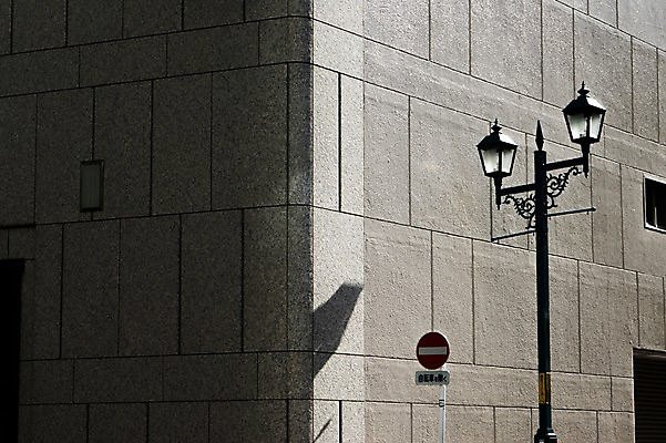 포토 JPG 주간 벽 가로등 풍경 빌딩 사람없음 야외 도시풍경 일본 도시 표지판 모서리 정지 국내포토 자연요소 공공시설 아시아 모션 알림판 건물 파일형식