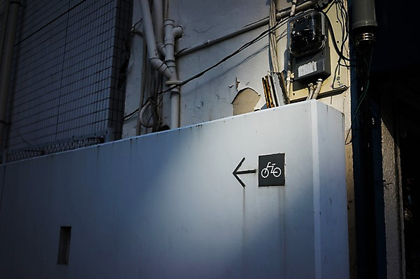 포토 JPG 주간 화살표 벽 풍경 사람없음 야외 건물 담장 도시풍경 일본 자전거 전선 도시 파이프 국내포토 자연요소 건축물 아시아 바이크 파일형식