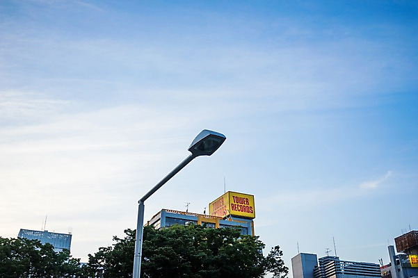 포토 JPG 주간 나무 구름 가로등 하늘 풍경 빌딩 사람없음 야외 도시풍경 일본 도시 전광판 국내포토 자연요소 식물 공공시설 아시아 건물 파일형식