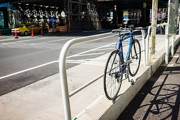 포토 JPG 주간 도로 자동차 거리 그림자 거리풍경 풍경 사람없음 야외 도시풍경 일본 자전거 도시 주차 국내포토 자연요소 아시아 길 육상교통 교통시설 바이크 파일형식