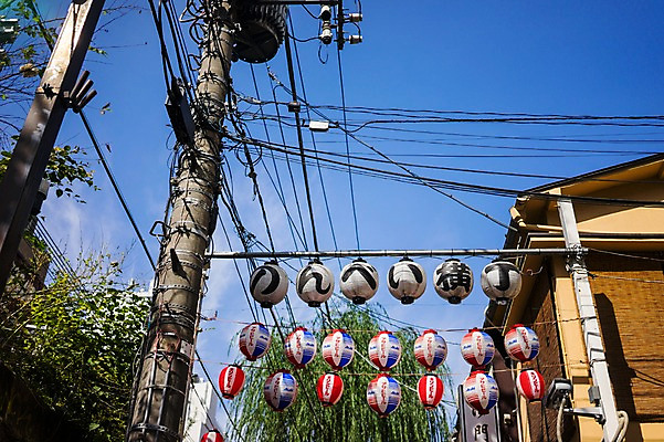 포토 JPG 주간 하늘 주택 풍경 사람없음 야외 도시풍경 일본 전선 도시 전봇대 전통등 국내포토 자연요소 전통 공공시설 아시아 조명 건물 파일형식