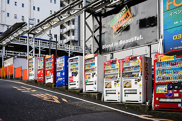 포토 JPG 주간 도로 거리 간판 거리풍경 풍경 빌딩 사람없음 야외 도시풍경 일본 도시 자판기 국내포토 자연요소 아시아 길 교통시설 건물 파일형식