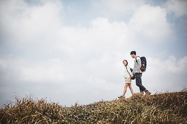 포토 JPG 주간 전신 구름 커플 여자 남자 커플라이프 여행 배낭 하늘 20대 성인 야외 두명 옆모습 제주도 걷기 손잡기 다정 한국인 가을 섭지코지 성인만 국내포토 자연요소 라이프스타일 계절 뷰포인트 컨셉 가방 관계 모션 한국 사람 동양인 청년 파일형식
