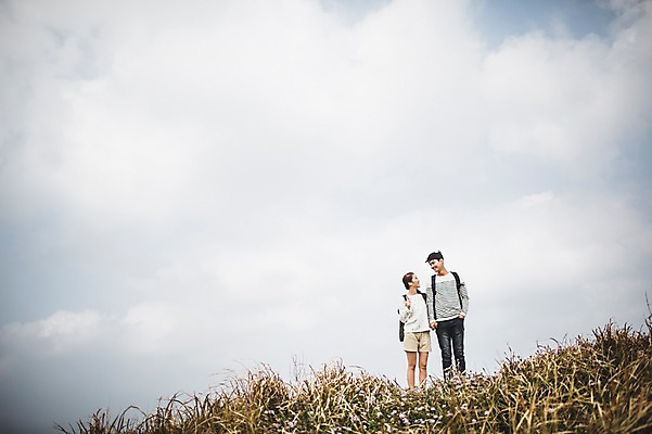 포토 JPG 주간 전신 구름 커플 여자 남자 커플라이프 여행 배낭 하늘 서기 20대 성인 야외 두명 앞모습 제주도 손잡기 다정 한국인 가을 섭지코지 성인만 국내포토 자연요소 라이프스타일 계절 뷰포인트 컨셉 가방 관계 모션 한국 사람 동양인 청년 파일형식