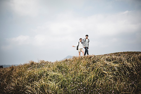 포토 JPG 주간 전신 구름 커플 여자 남자 커플라이프 여행 배낭 20대 성인 야외 두명 앞모습 제주도 걷기 손잡기 다정 한국인 가을 섭지코지 성인만 국내포토 자연요소 라이프스타일 계절 뷰포인트 컨셉 가방 관계 모션 한국 사람 동양인 청년 파일형식