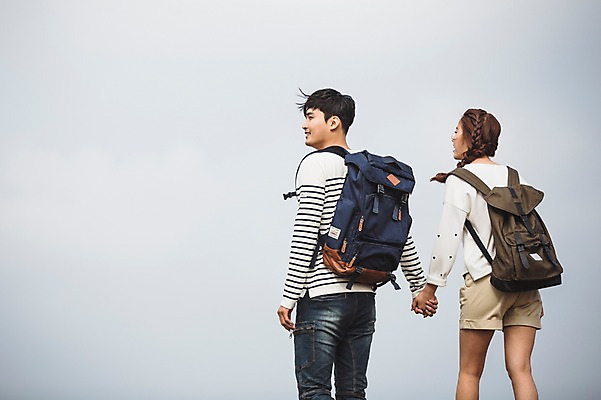 포토 JPG 주간 커플 여자 남자 커플라이프 여행 배낭 하늘 서기 상반신 20대 성인 야외 두명 뒷모습 제주도 손잡기 다정 한국인 가을 섭지코지 성인만 국내포토 자연요소 라이프스타일 계절 뷰포인트 컨셉 가방 관계 모션 한국 사람 동양인 청년 파일형식