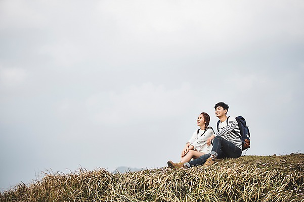 포토 JPG 주간 전신 커플 여자 남자 커플라이프 여행 배낭 휴식 앉기 20대 성인 야외 두명 앞모습 제주도 다정 한국인 가을 섭지코지 성인만 국내포토 자연요소 라이프스타일 계절 뷰포인트 컨셉 가방 관계 모션 한국 사람 동양인 청년 파일형식