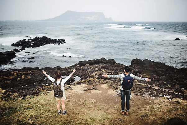 포토 JPG 주간 전신 커플 여자 남자 커플라이프 여행 배낭 팔벌리기 서기 20대 성인 야외 두명 뒷모습 제주도 다정 한국인 가을 섭지코지 성인만 국내포토 자연요소 라이프스타일 계절 뷰포인트 컨셉 가방 관계 모션 한국 사람 동양인 청년 파일형식