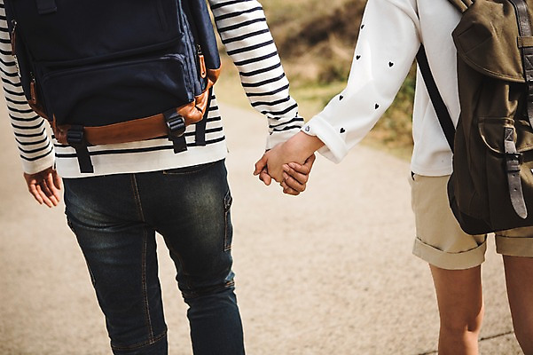 포토 JPG 주간 커플 여자 남자 커플라이프 여행 배낭 20대 성인 야외 두명 뒷모습 제주도 걷기 손잡기 다정 한국인 하반신 가을 섭지코지 성인만 국내포토 자연요소 라이프스타일 계절 뷰포인트 컨셉 가방 관계 모션 한국 사람 동양인 청년 파일형식