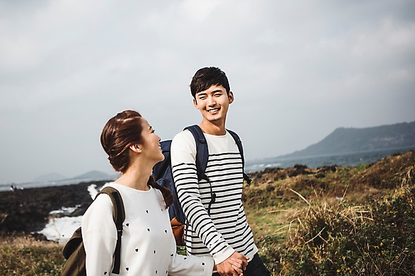 포토 JPG 주간 커플 여자 남자 커플라이프 여행 배낭 미소 상반신 20대 성인 야외 두명 옆모습 제주도 손잡기 다정 한국인 가을 섭지코지 성인만 국내포토 자연요소 라이프스타일 계절 뷰포인트 컨셉 가방 관계 모션 한국 표정 사람 동양인 청년 파일형식 잡화 아시아 인종 생활 나라