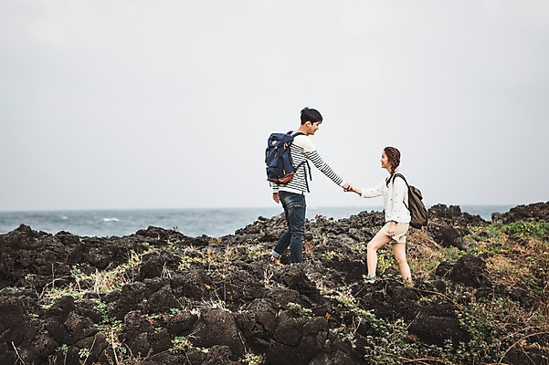 포토 JPG 주간 전신 커플 여자 남자 커플라이프 여행 배낭 서기 20대 성인 야외 두명 옆모습 제주도 손잡기 다정 한국인 가을 섭지코지 성인만 국내포토 자연요소 라이프스타일 계절 뷰포인트 컨셉 가방 관계 모션 한국 사람 동양인 청년 파일형식