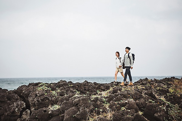 포토 JPG 주간 전신 커플 여자 남자 커플라이프 여행 배낭 20대 성인 야외 두명 옆모습 제주도 걷기 손잡기 다정 한국인 가을 섭지코지 성인만 국내포토 자연요소 라이프스타일 계절 뷰포인트 컨셉 가방 관계 모션 한국 사람 동양인 청년 파일형식