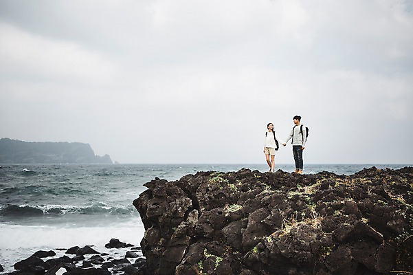 포토 JPG 주간 전신 커플 여자 남자 커플라이프 여행 배낭 서기 20대 성인 야외 두명 앞모습 제주도 손잡기 다정 한국인 가을 섭지코지 성인만 국내포토 자연요소 라이프스타일 계절 뷰포인트 컨셉 가방 관계 모션 한국 사람 동양인 청년 파일형식