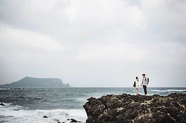 포토 JPG 주간 전신 커플 여자 남자 커플라이프 여행 배낭 하늘 서기 20대 성인 야외 두명 옆모습 제주도 다정 한국인 가을 섭지코지 성인만 국내포토 자연요소 라이프스타일 계절 뷰포인트 컨셉 가방 관계 모션 한국 사람 동양인 청년 파일형식