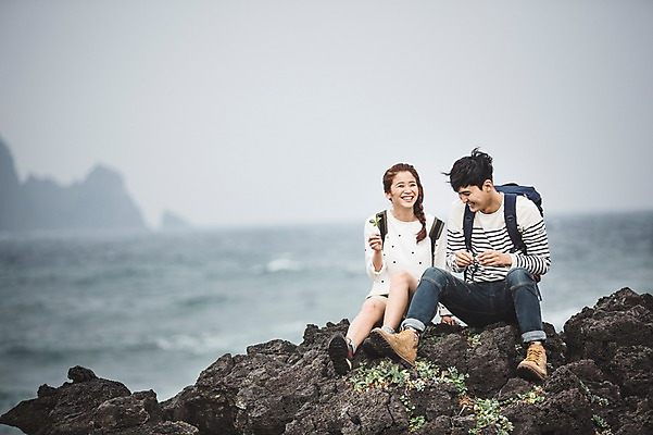 포토 JPG 주간 전신 커플 여자 남자 커플라이프 여행 배낭 휴식 미소 앉기 20대 성인 야외 두명 앞모습 제주도 다정 한국인 가을 섭지코지 성인만 국내포토 자연요소 라이프스타일 계절 뷰포인트 컨셉 가방 관계 모션 한국 표정 사람 동양인 청년 파일형식