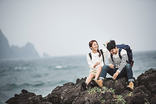 포토 JPG 주간 전신 커플 여자 남자 커플라이프 여행 배낭 휴식 미소 앉기 20대 성인 야외 두명 앞모습 제주도 다정 한국인 가을 섭지코지 성인만 국내포토 자연요소 라이프스타일 계절 뷰포인트 컨셉 가방 관계 모션 한국 표정 사람 동양인 청년 파일형식