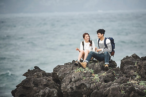 포토 JPG 주간 전신 커플 여자 남자 커플라이프 여행 배낭 휴식 앉기 20대 성인 야외 두명 앞모습 제주도 다정 한국인 가을 섭지코지 성인만 국내포토 자연요소 라이프스타일 계절 뷰포인트 컨셉 가방 관계 모션 한국 사람 동양인 청년 파일형식