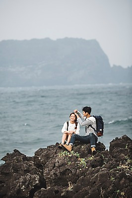 포토 JPG 주간 전신 커플 여자 남자 커플라이프 여행 배낭 휴식 앉기 20대 성인 야외 두명 앞모습 제주도 다정 한국인 가을 섭지코지 성인만 국내포토 자연요소 라이프스타일 계절 뷰포인트 컨셉 가방 관계 모션 한국 사람 동양인 청년 파일형식