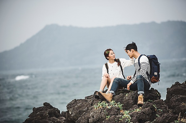 포토 JPG 주간 전신 커플 여자 남자 커플라이프 여행 배낭 휴식 앉기 20대 성인 야외 두명 앞모습 제주도 다정 한국인 가을 섭지코지 성인만 국내포토 자연요소 라이프스타일 계절 뷰포인트 컨셉 가방 관계 모션 한국 사람 동양인 청년 파일형식