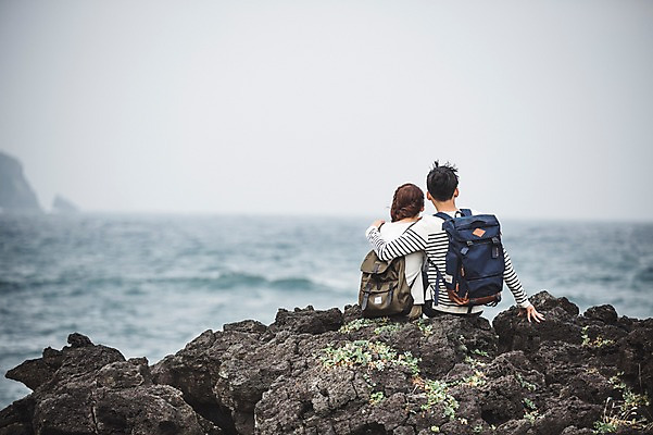포토 JPG 주간 커플 여자 남자 커플라이프 여행 배낭 휴식 앉기 상반신 20대 성인 야외 두명 뒷모습 제주도 다정 한국인 가을 섭지코지 성인만 국내포토 자연요소 라이프스타일 계절 뷰포인트 컨셉 가방 관계 모션 한국 사람 동양인 청년 파일형식