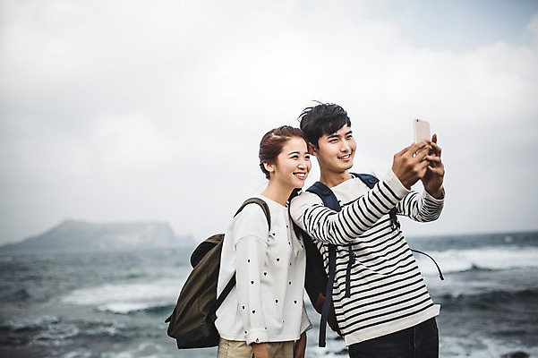 포토 JPG 주간 커플 여자 남자 커플라이프 여행 배낭 서기 미소 들기 상반신 20대 성인 야외 두명 스마트폰 제주도 다정 한국인 가을 셀프카메라 섭지코지 성인만 국내포토 자연요소 라이프스타일 계절 컨셉 가방 관계 모션 한국 표정 사람 동양인 청년 핸드폰 스마트기기 사진촬영 파일형식