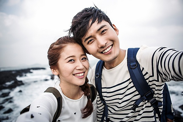 포토 JPG 주간 커플 여자 남자 커플라이프 여행 배낭 서기 미소 상반신 20대 성인 야외 두명 앞모습 제주도 다정 한국인 가을 셀프카메라 섭지코지 성인만 국내포토 자연요소 라이프스타일 계절 뷰포인트 컨셉 가방 관계 모션 한국 표정 사람 동양인 청년 사진촬영 파일형식