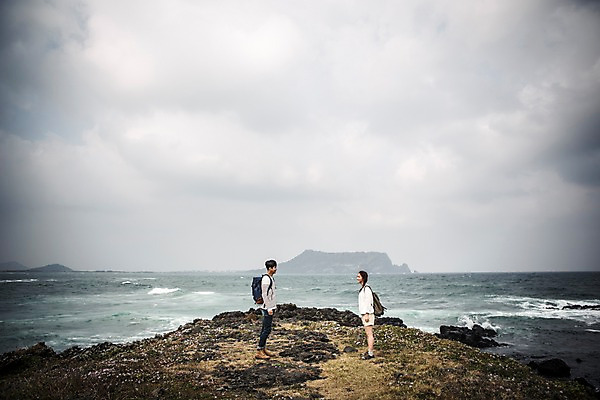 포토 JPG 주간 전신 구름 커플 여자 남자 커플라이프 여행 배낭 하늘 서기 20대 성인 야외 두명 옆모습 제주도 다정 한국인 가을 섭지코지 성인만 국내포토 자연요소 라이프스타일 계절 뷰포인트 컨셉 가방 관계 모션 한국 사람 동양인 청년 파일형식