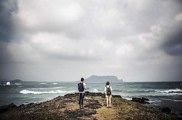 포토 JPG 주간 전신 구름 커플 여자 남자 커플라이프 여행 배낭 하늘 서기 20대 성인 야외 두명 뒷모습 제주도 다정 한국인 가을 섭지코지 성인만 국내포토 자연요소 라이프스타일 계절 뷰포인트 컨셉 가방 관계 모션 한국 사람 동양인 청년 파일형식